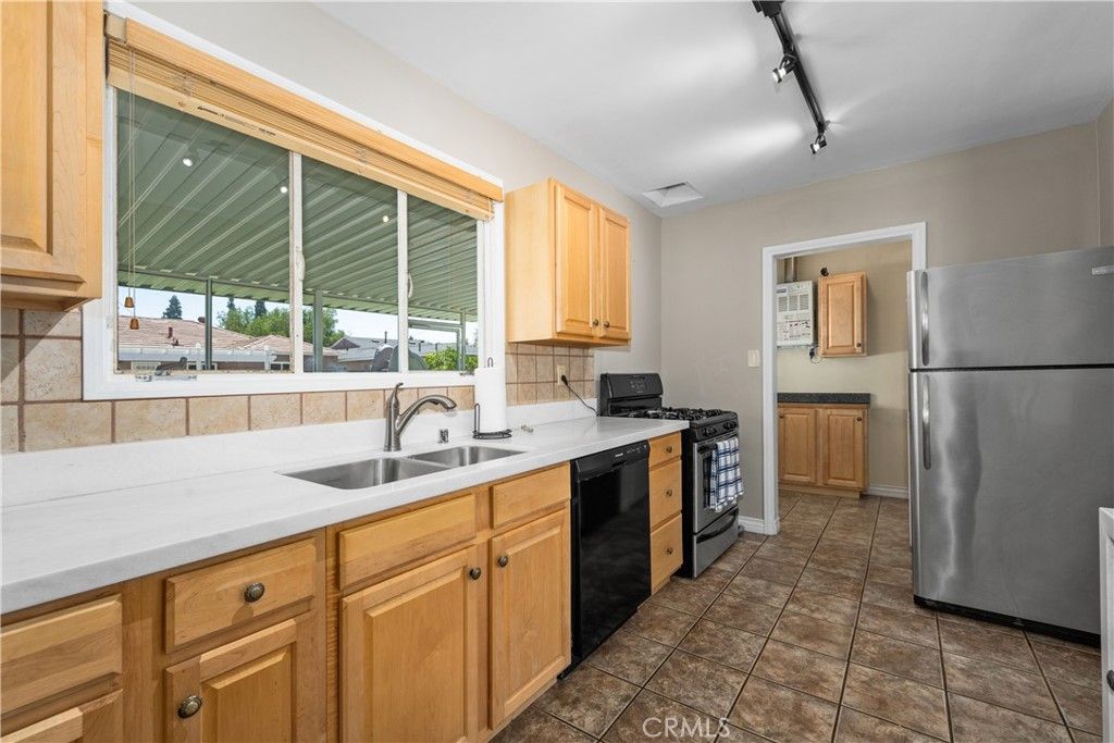 listing image 130725944321308405708