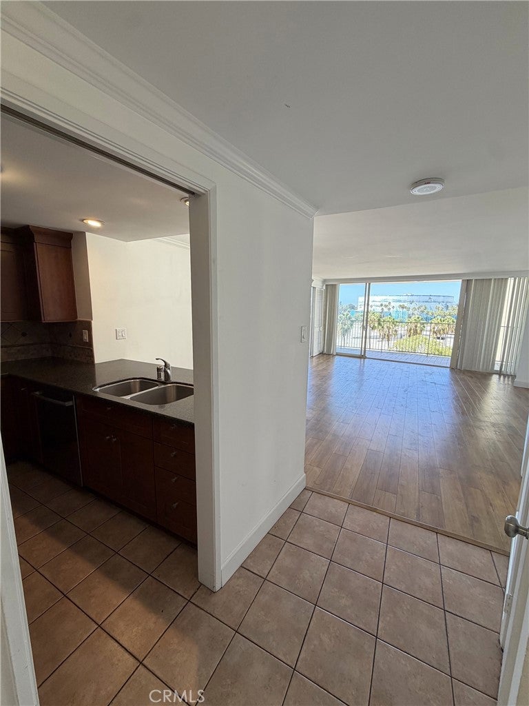 700 E Ocean 808