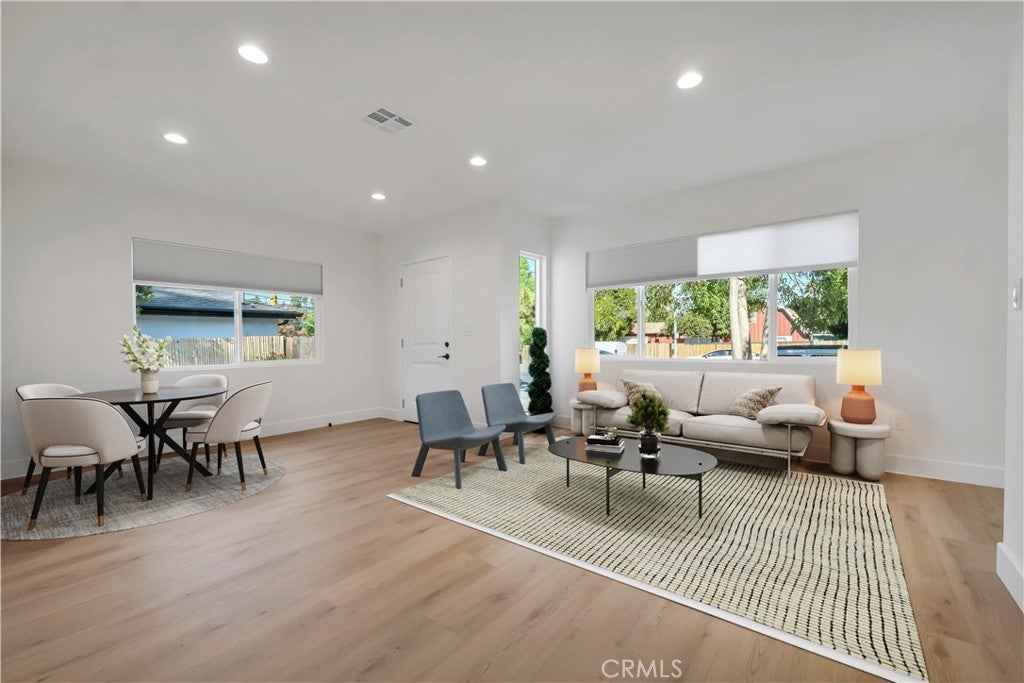 Photo of 5547 Shoup AVE, Woodland Hills, CA 91367 (MLS # SR26201755)