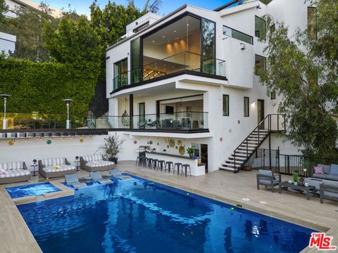 Photo of 8514 Franklin Avenue, Los Angeles, CA 90069 (MLS # 25608463)