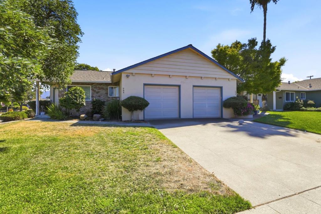 986 W Hacienda Avenue