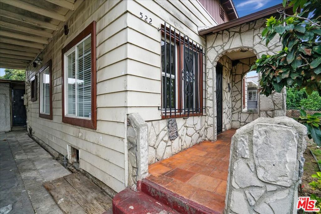 Main image without alt text