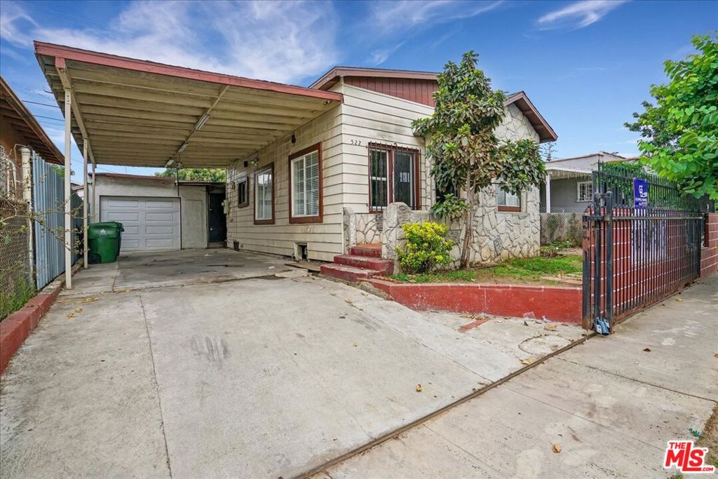 Main image without alt text