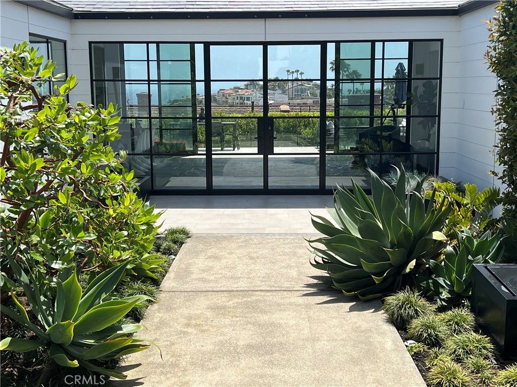 Photo of 809 Emerald Bay, Laguna Beach, CA 92651 (MLS # LG25194410)