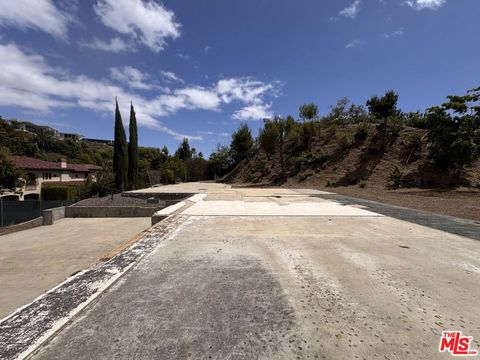 Photo of 1309 Laurel Way, Beverly Hills, CA 90210 (MLS # 26678625)