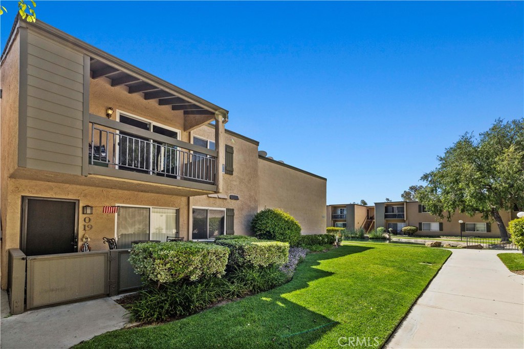 This beautifully remodeled unit is a 1 bedroom 1 bath Condominium located in the desirable Lakeshore Community of Valencia. Built in 1977, this 722 Sq ft unit offers a comfortable living space with central heating and cooling, bamboo flooring, vaulted ceiling in living room, new double pane sliding doors and window in bedroom. Kitchen has been upgraded with brand new Stainless Steel Appliances, Quartz countertops and custom made cabinets with ample storage. There is a large balcony providing outdoor relaxation after a long day and some extra storage.
The property is a part of a well maintained complex featuring amenities such as two swimming pools, a spa, tennis courts, a dog park, playground, clubhouse and a scenic lake.
The property is conveniently located near top rated schools, restaurants, shops and it has easy access to the 5 Freeway.
This Condominium presents a great opportunity for first-time buyers, investors, or those seeking a low-maintenance lifestyle in a vibrant community.
It's definitely a must see!