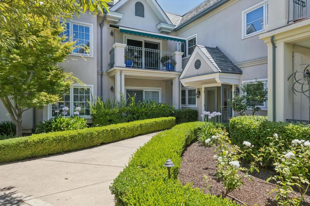 1 W Edith Avenue