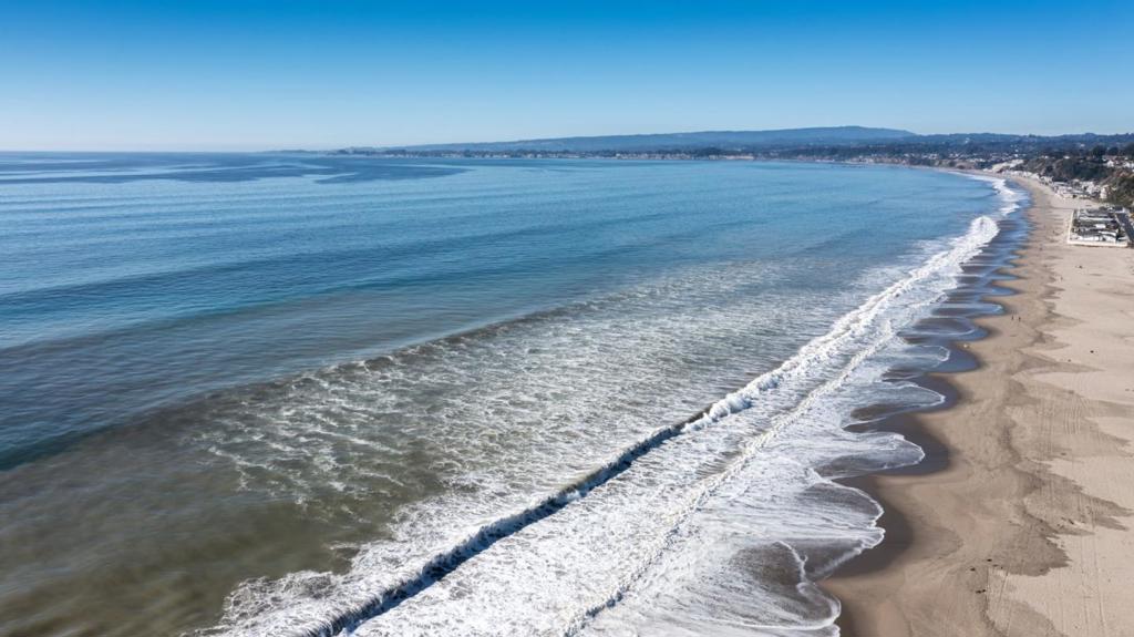 BEAUTIFUL 2/2.5 TOWNHOME FULLY FURNISHED AT THE SEASCAPE RESORT. THIS ONE IS PRICED TO SELL. ENJOY 3 POOLS, SPAS AND MILES OF SANDY BEACHES. THIS IS THE IDEAL SECOND HOME WITH A PROVEN RENTAL HISTORY.