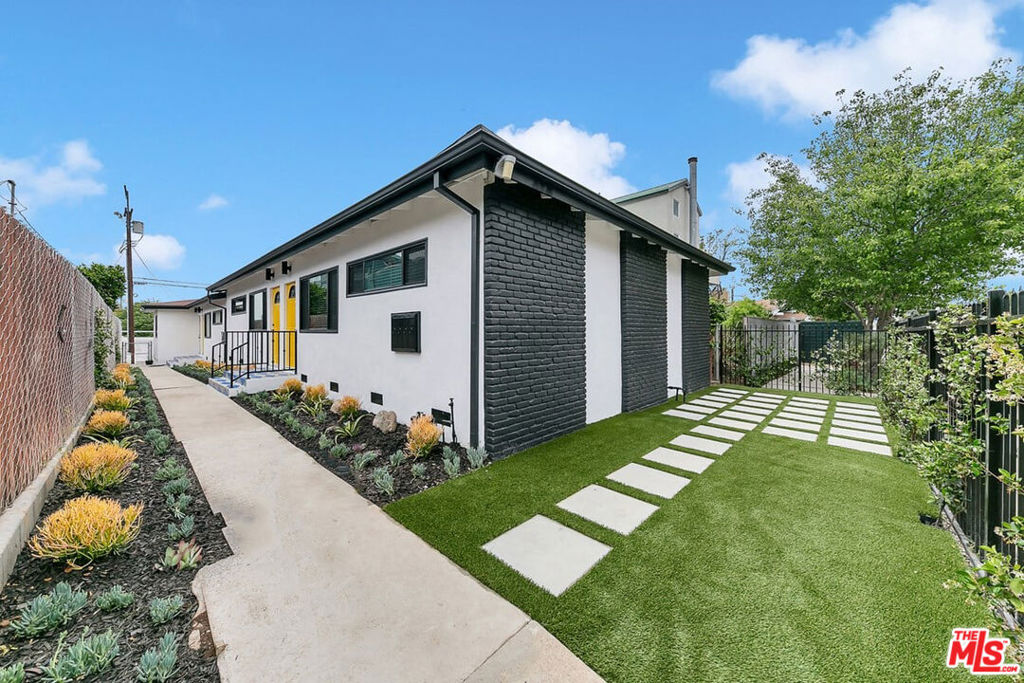 412 Brooks Avenue is a four-unit apartment building in the heart of Venice, California, just blocks from Abbott Kinney Blvd. and Main Street. Built in 1964, the property was fully renovated in 2024. All units are 1BD/1BA units with modern kitchens and baths and designer finishes and fixtures. Each unit has its own separate water heater. The property also comes with RTI permit for a 1200-square-foot ADU.