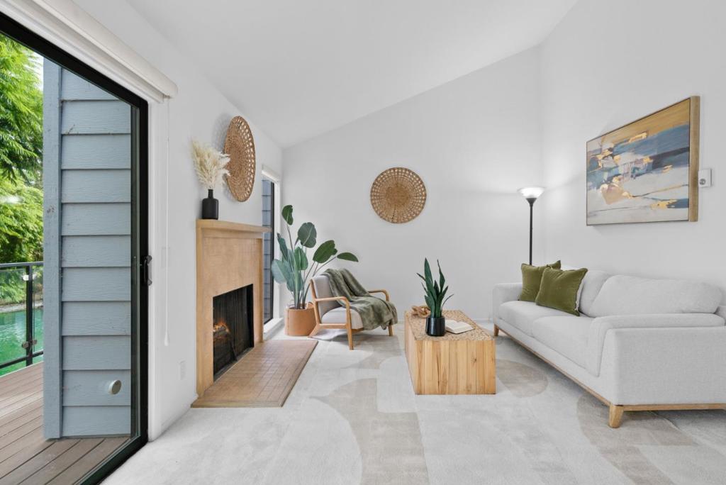 905 W Middlefield Road 982