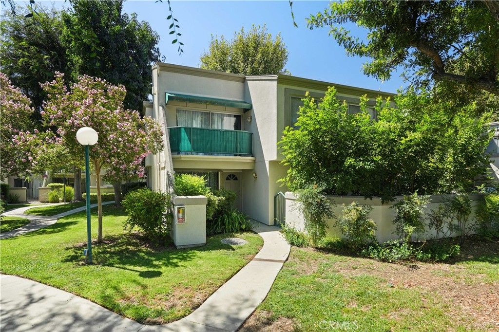 Photo of 18526 Mayall Street St #L, Northridge, CA 91324 (MLS # SR25213958)