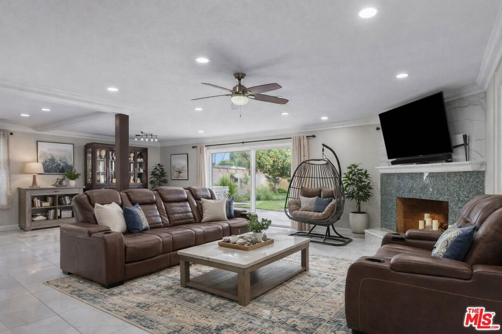 Photo of 13400 Roscoe Boulevard, Panorama City, CA 91402 (MLS # 26651381)