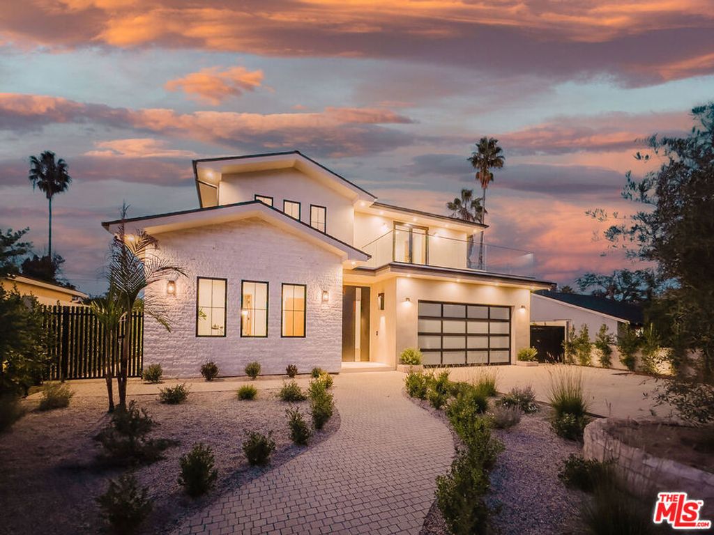 Photo of 12427 Cumpston Street, Valley Village, CA 91607 (MLS # 25611807)