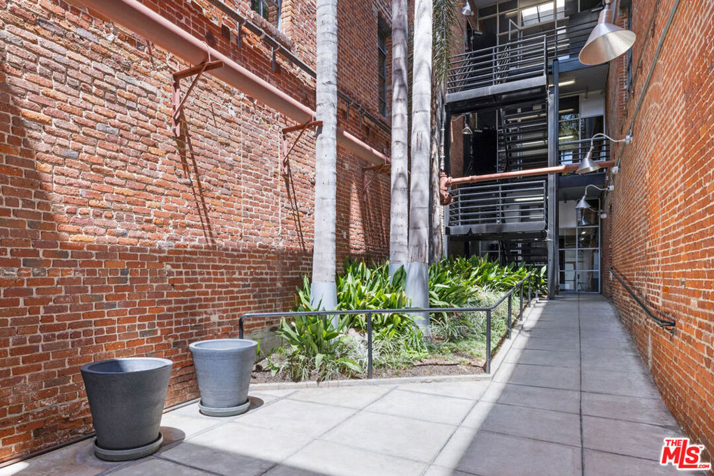 500 Molino Street 207