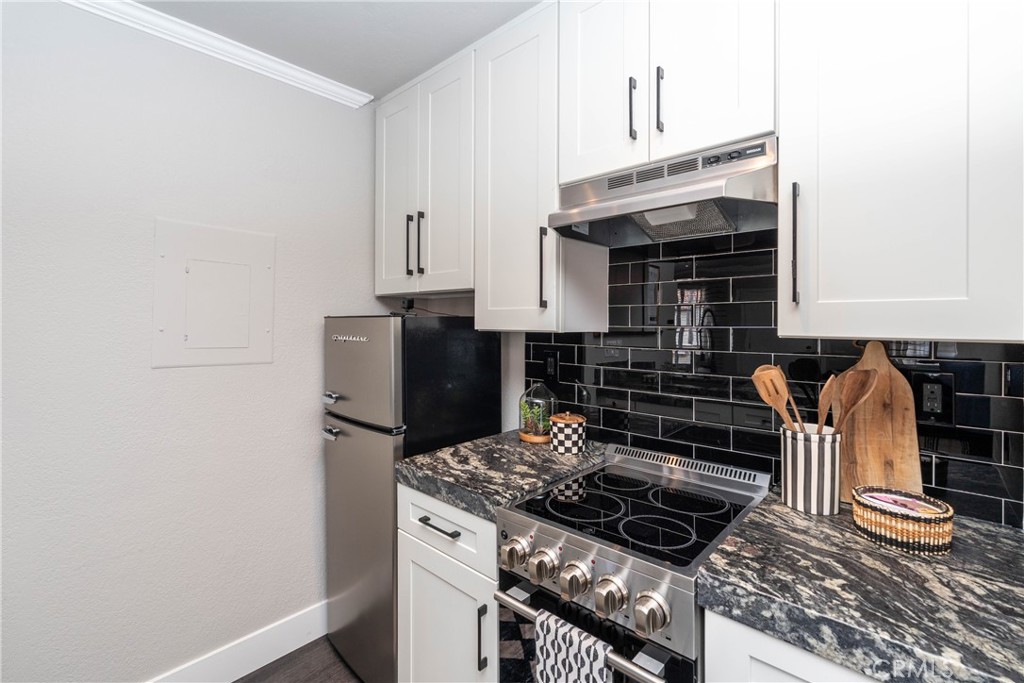 23325 La Crescenta D
