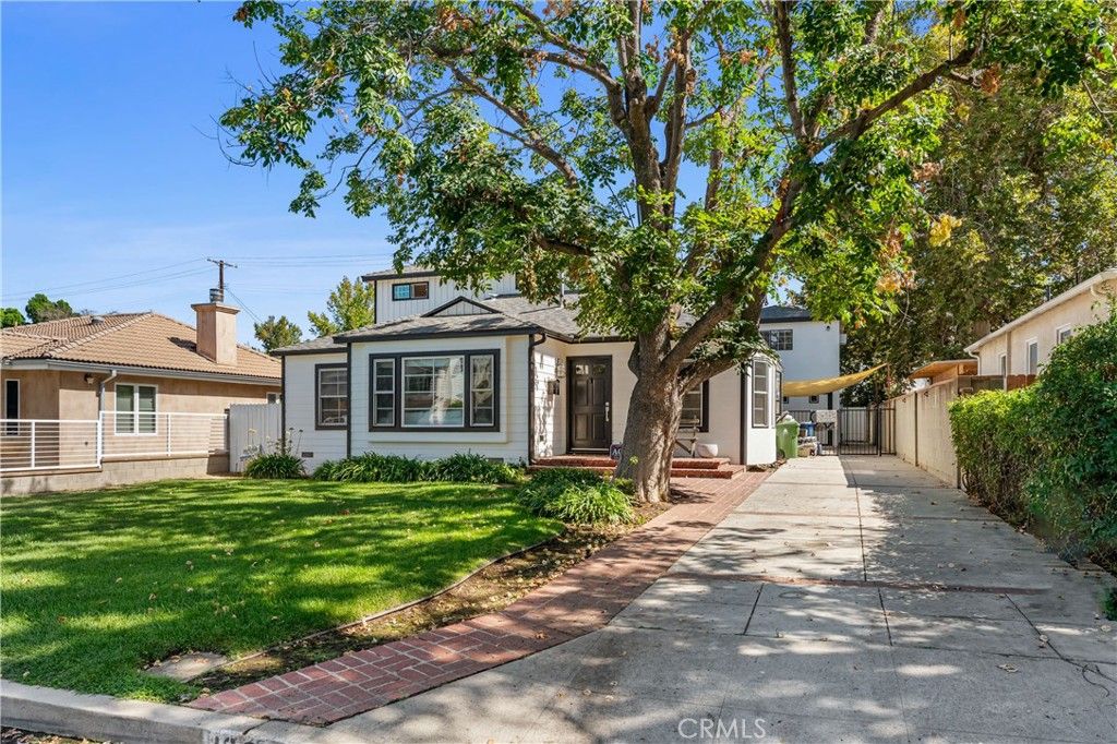 Photo of 16762 Otsego St, Encino, CA 91436 (MLS # SR25233366)