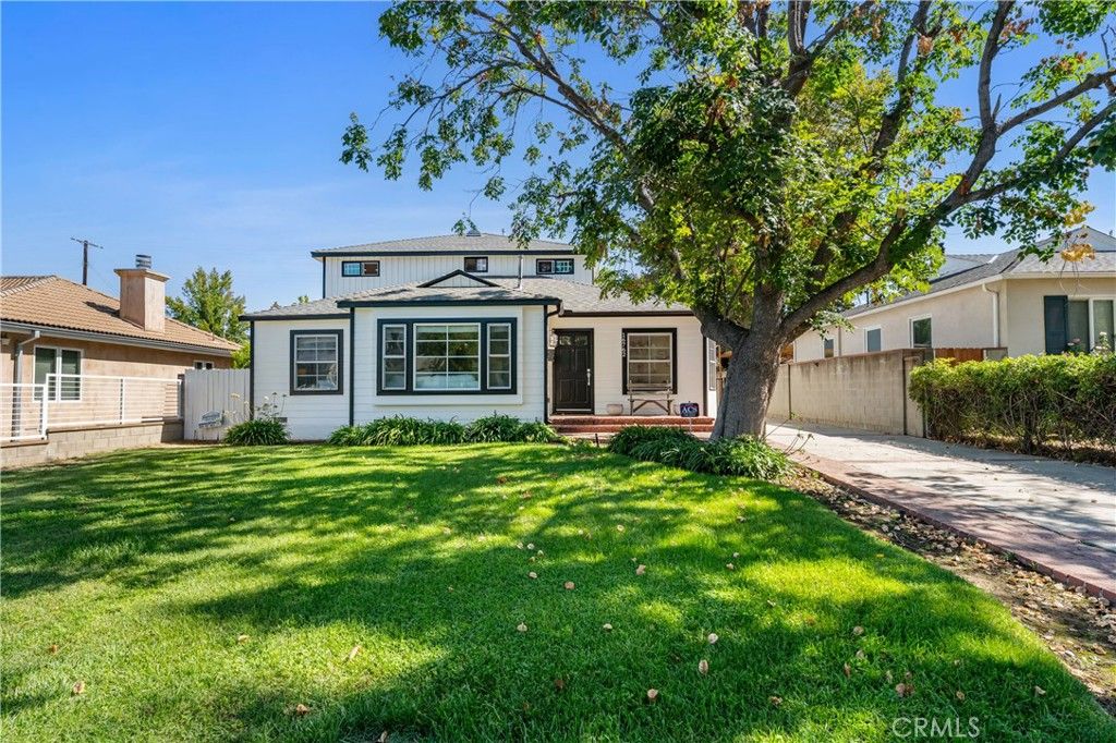 Photo of 16762 Otsego St, Encino, CA 91436 (MLS # SR25233366)