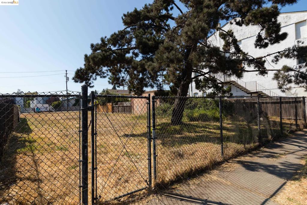Calling all builders! Fantastic opportunity in West Richmond Santa Fe neighborhood! Build your dream home!* Large, flat lot in established residential neighborhood. NOTE: to be sold with 121 S. 3rd ST, adjacent lot (MLS# 4096-4454). Close to quaint Pt. Richmond, Richmond Ferry, Craneway Pavillion, Rosie the Riveter Museum, etc. Easy access to Richmond-San Rafael bridge and Marin County. *Buyer to verify building plans and allowable uses with City of Richmond. APN 550-130-020.