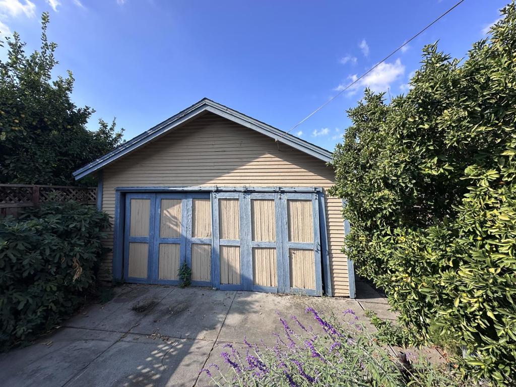 979 Longley Avenue