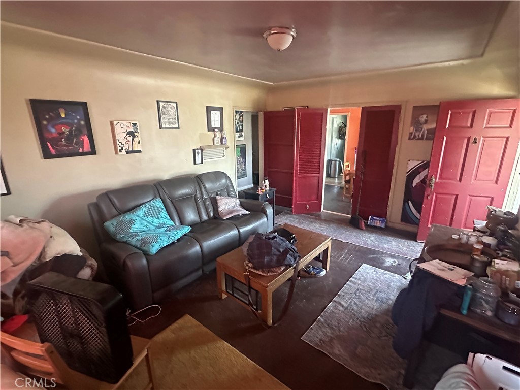 1353 S Redondo