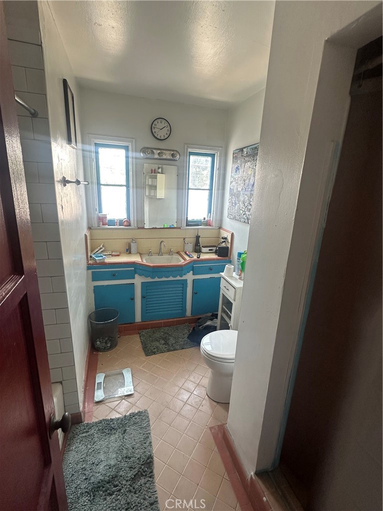 1353 S Redondo