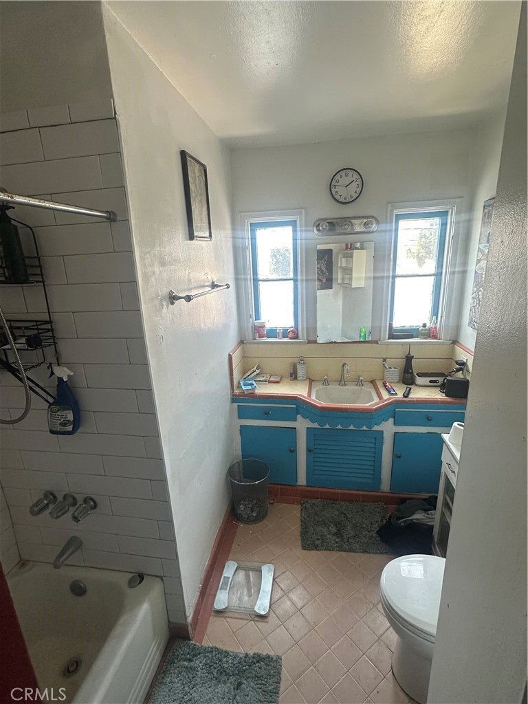 1353 S Redondo
