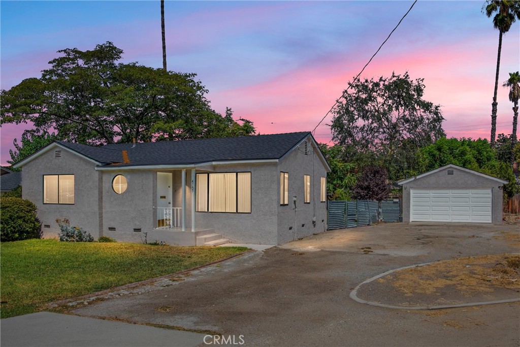 Opportunity knocks!
This is your chance to bring your tools, roll up your sleeves, and renovate this home to your own taste and style. Whether you're an investor looking for a property in a great location with ADU potential on a generously sized lot, or an owner-occupier with the skills to handle the renovation yourself, this is the perfect opportunity. Own this fantastic home on a large lot with strong upside potential. Time is of the essence!
Please see video: https://justlistedrealestatephotography1.hd.pics/4757-Arlington-Ave/idx