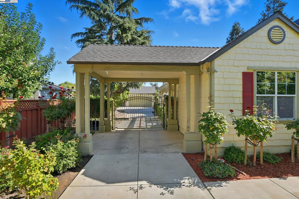 VINEYARD GATE - Residential