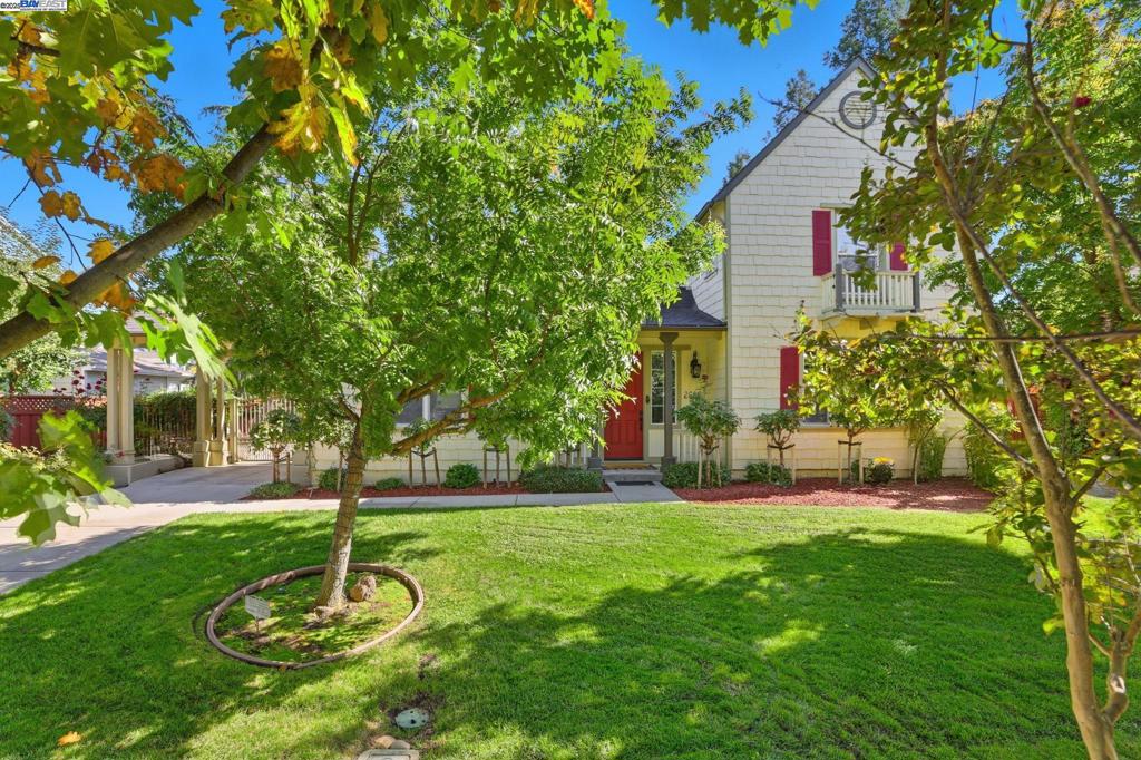VINEYARD GATE - Residential