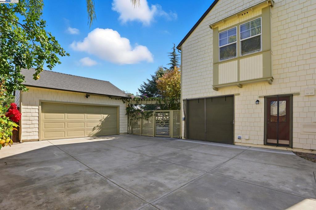VINEYARD GATE - Residential