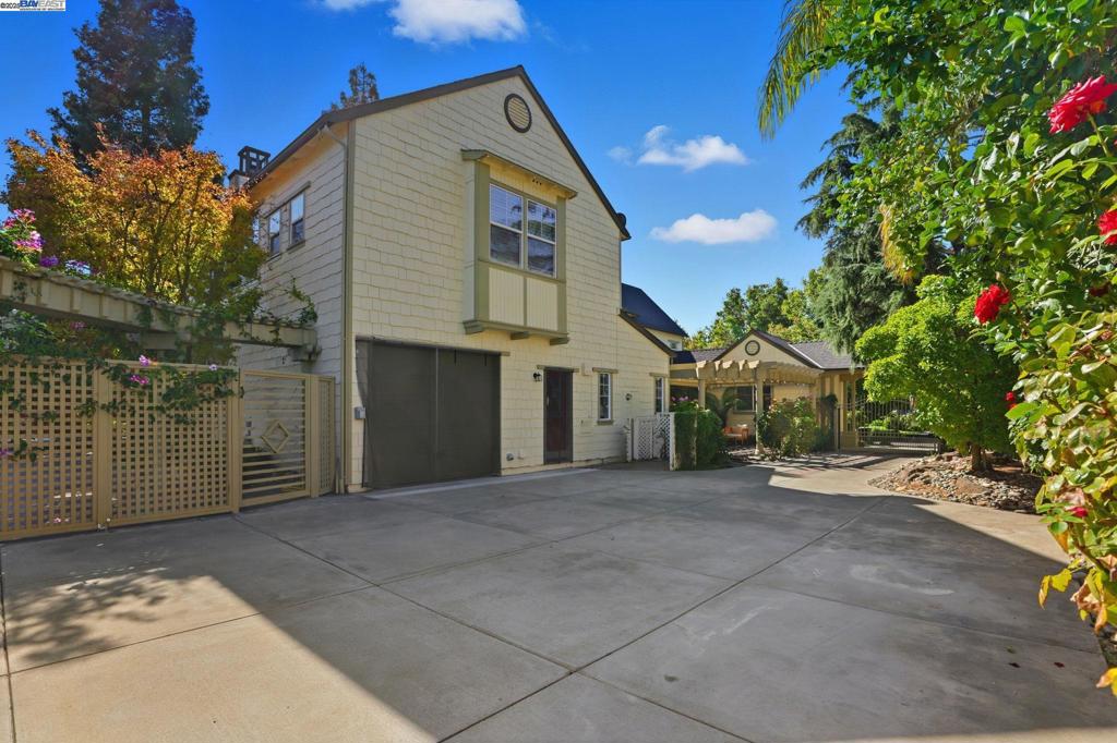 VINEYARD GATE - Residential