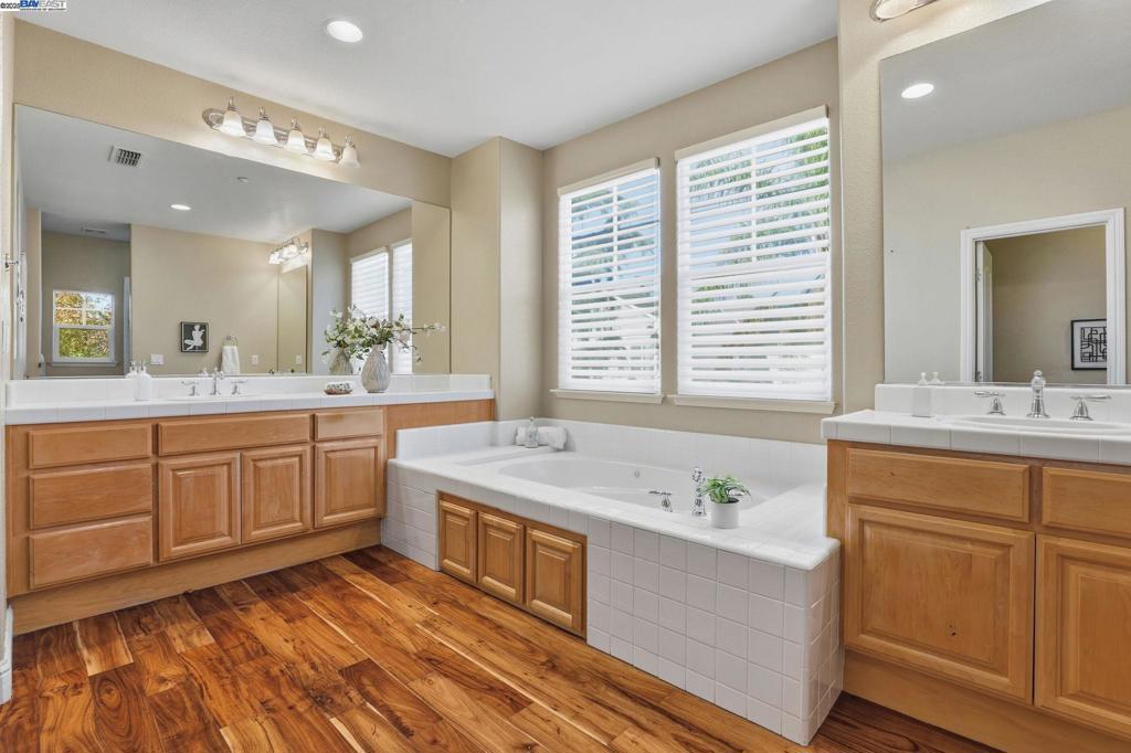 VINEYARD GATE - Residential