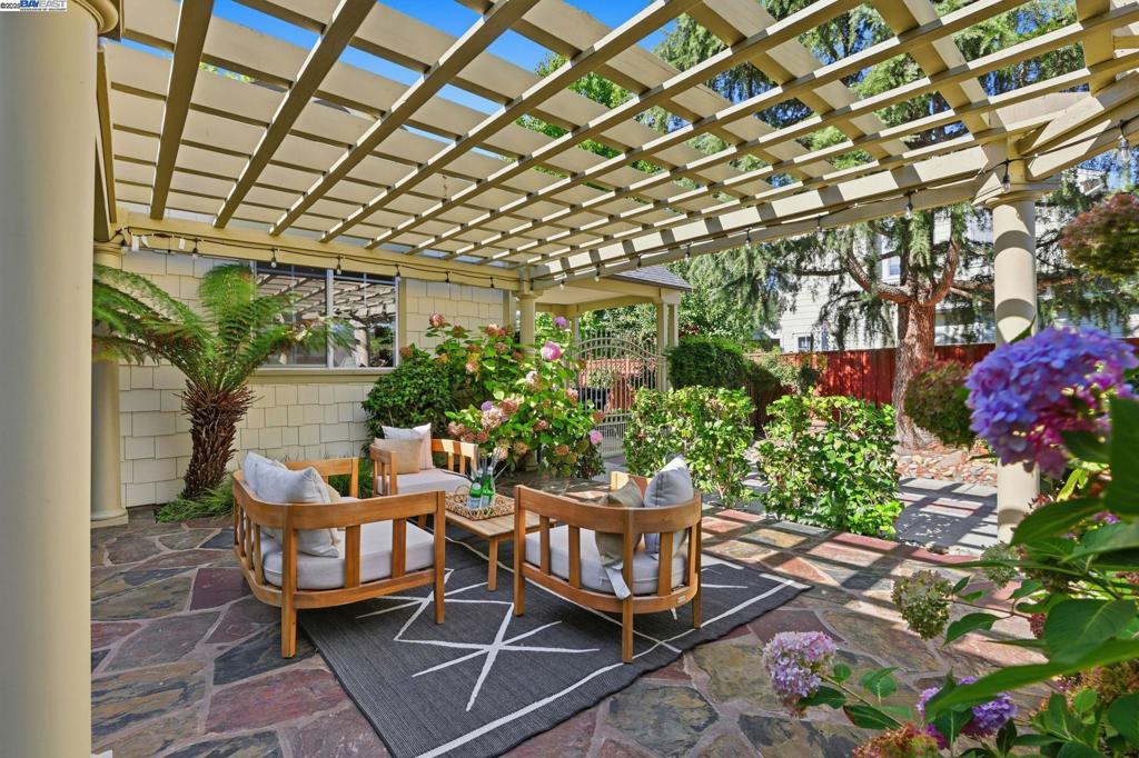 VINEYARD GATE - Residential