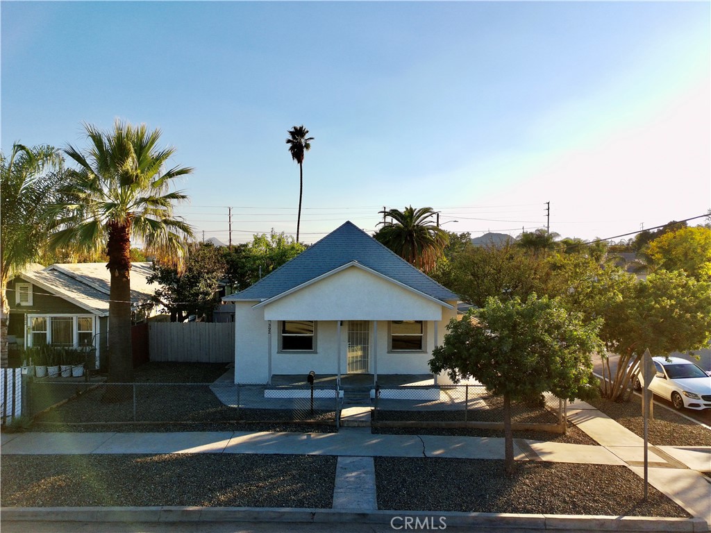 Main image without alt text