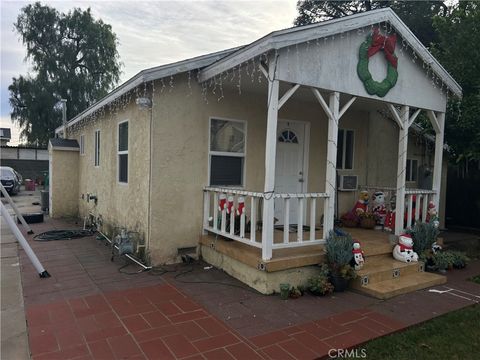 Photo of 10816 1/2 Variel Avenue, Chatsworth, CA 91311 (MLS # SR26005322)