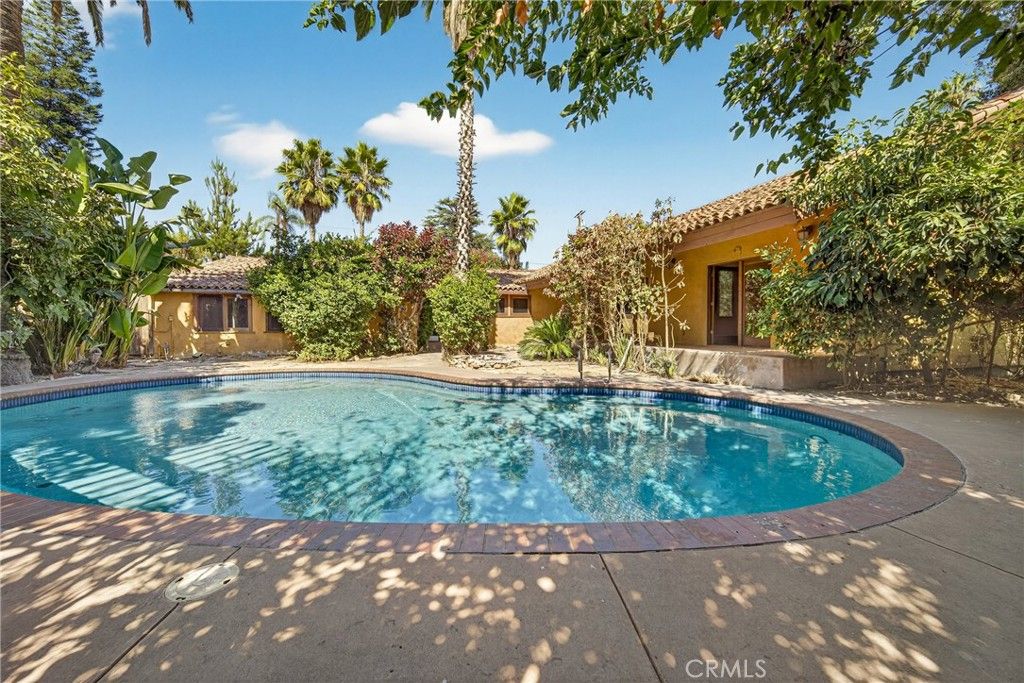 Photo of 14720 Valerio St, Van Nuys, CA 91405 (MLS # SR25237515)