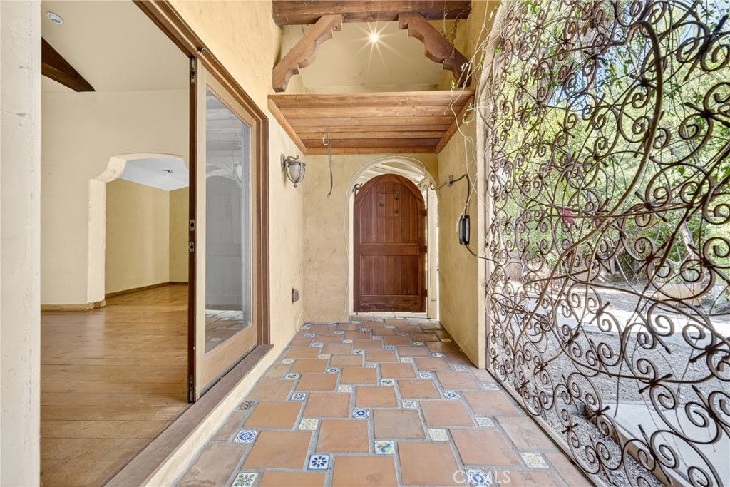 Photo of 14720 Valerio St, Van Nuys, CA 91405 (MLS # SR25237515)