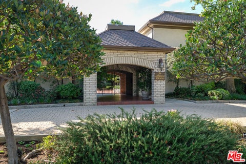 Photo of 240 Palmetto Drive, Pasadena, CA 91105 (MLS # 26105174)