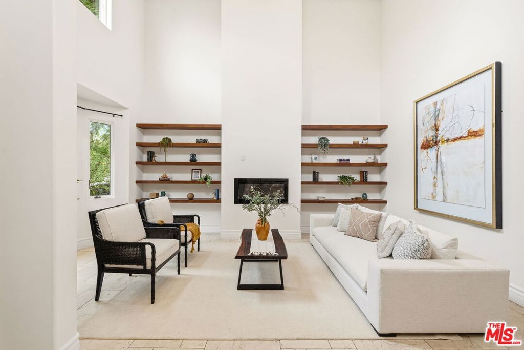 Photo of 16655 La Maida Street, Encino, CA 91436 (MLS # 25614501)