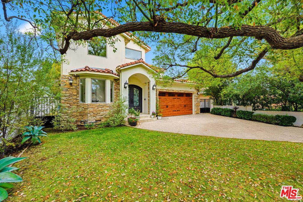 Photo of 16655 La Maida Street, Encino, CA 91436 (MLS # 25614501)