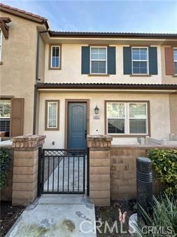 Located in the gated, master-planned Parkside community in Ontario, this beautiful two-story townhouse offers modern comfort and convenience. The inviting great room features a media niche, while the gourmet kitchen boasts granite countertops, recessed lighting, stainless steel appliances, and a large center island. All three bedrooms are located upstairs, providing privacy and a functional layout. The first floor is finished with stylish laminate wood flooring.
Residents of Parkside enjoy resort-style amenities, including a pool, spa, clubhouse, tot lot, park, and dog park. Conveniently situated near the 10, 15, and 210 freeways, this home is just steps from Cucamonga-Guasti Regional Park and minutes from Ontario International Airport, Metrolink stations, and Ontario Mills—the largest outlet mall in California.