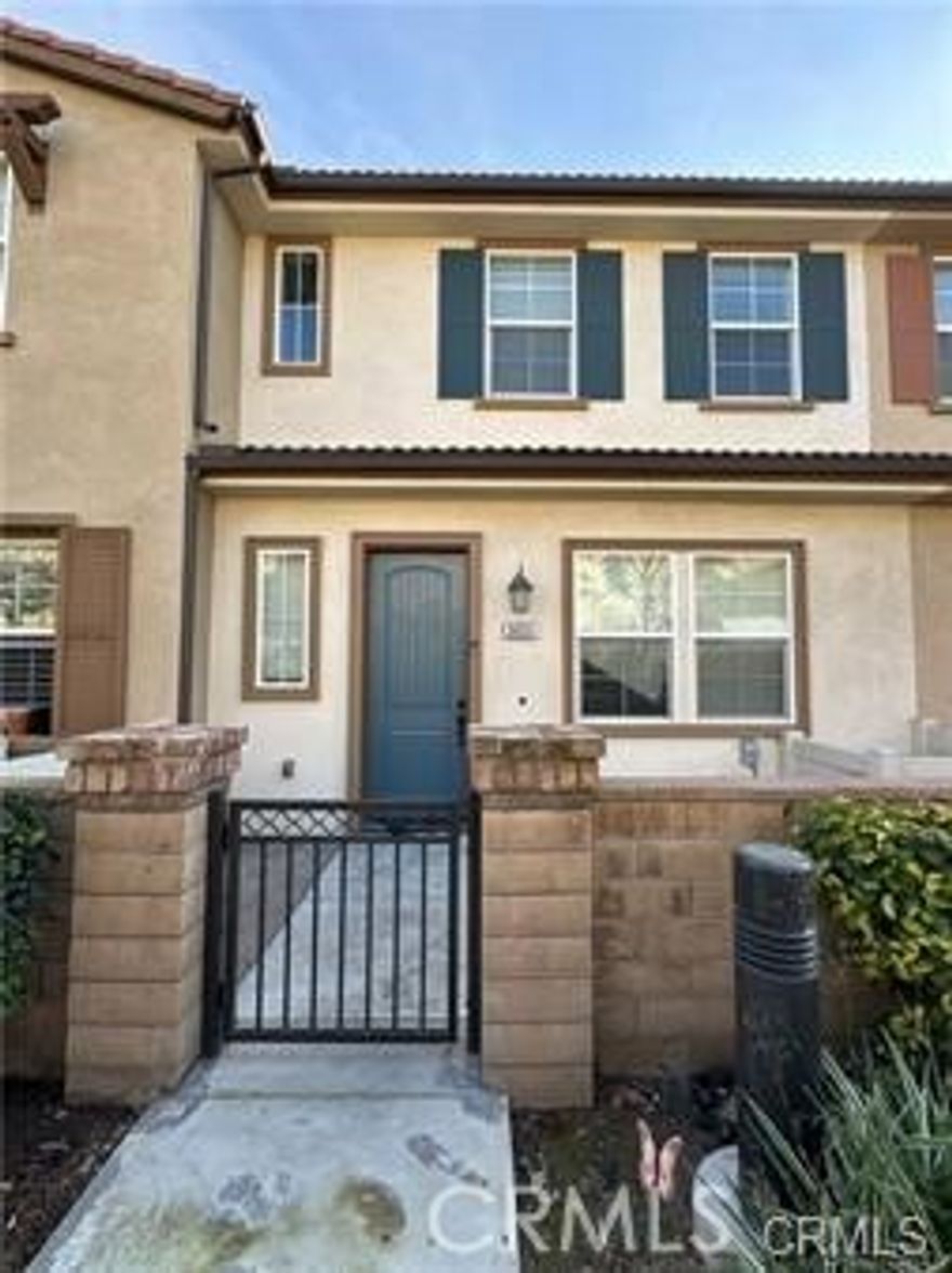 Located in the gated, master-planned Parkside community in Ontario, this beautiful two-story townhouse offers modern comfort and convenience. The inviting great room features a media niche, while the gourmet kitchen boasts granite countertops, recessed lighting, stainless steel appliances, and a large center island. All three bedrooms are located upstairs, providing privacy and a functional layout. The first floor is finished with stylish laminate wood flooring.
Residents of Parkside enjoy resort-style amenities, including a pool, spa, clubhouse, tot lot, park, and dog park. Conveniently situated near the 10, 15, and 210 freeways, this home is just steps from Cucamonga-Guasti Regional Park and minutes from Ontario International Airport, Metrolink stations, and Ontario Mills—the largest outlet mall in California.