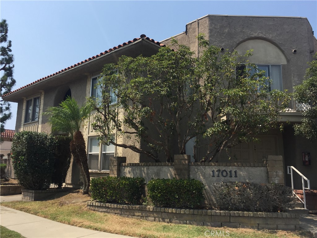 This is a spacious 2 bedroom 2 bathroom upper unit apartment in Huntington Harbor area.
Kitchen has been remodeled with quartz counter tops. Breakfast bar for extra sitting/dining area. Small dining area off of kitchen. Tenant provides their own refrigerator.
Bedrooms are spacious. Extra large closet space. Bathrooms have been remodeled with quartz countertops on vanities.
Extra linen/storage area and coat closet in hallway.
Wood planked flooring throughout the entire apartment.
Large open balcony area.
There is 1 assigned parking spot on site and one single garage.
Community laundry on site.
Close to the beach, shops, restaurants, and freeway.