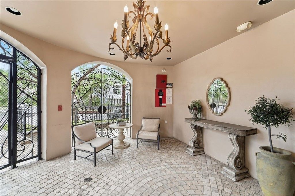 Photo of 850 N Croft Ave #301, Los Angeles, CA 90069 (MLS # PW25244955)