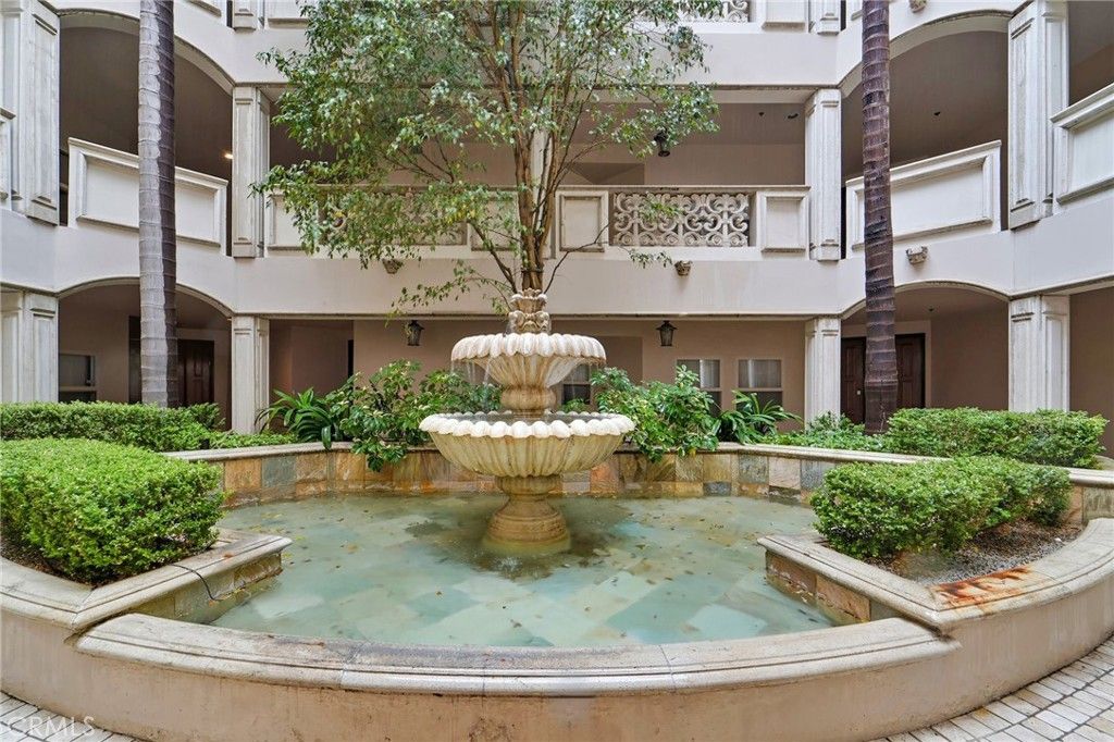 Photo of 850 N Croft Ave #301, Los Angeles, CA 90069 (MLS # PW25244955)