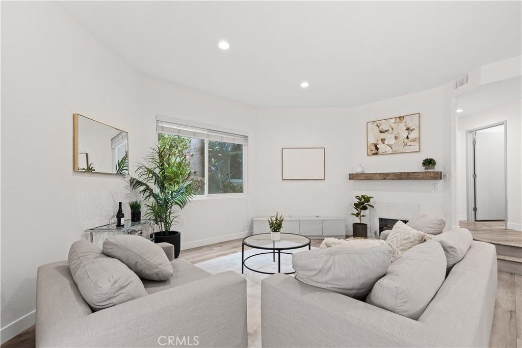 Photo of 11949 Goshen Avenue #110, Los Angeles, CA 90049 (MLS # SR26082518)