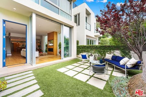 Photo of 651 Oxford Avenue, Venice, CA 90291 (MLS # 26833939)
