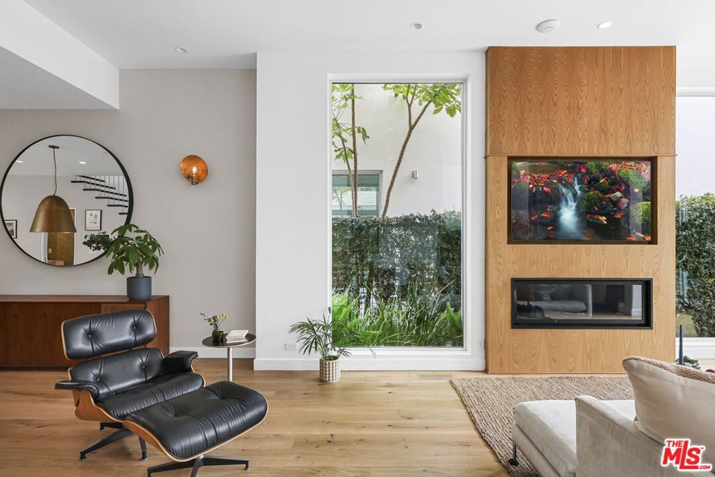 Photo of 651 Oxford Avenue, Venice, CA 90291 (MLS # 26833939)