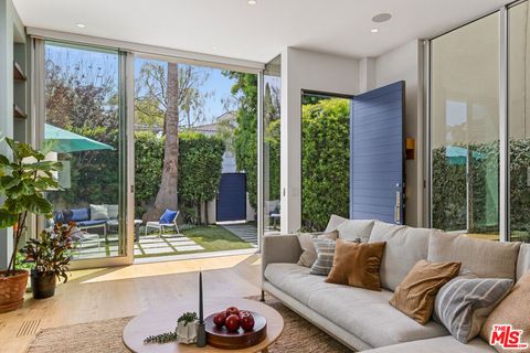 Photo of 651 Oxford Avenue, Venice, CA 90291 (MLS # 26833939)