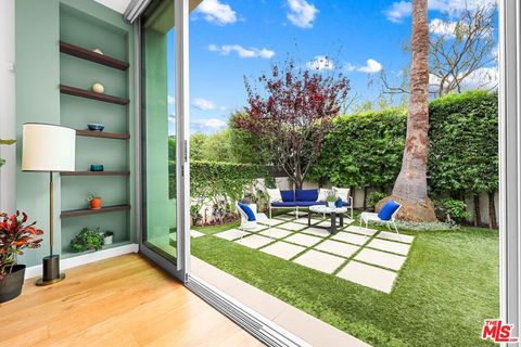 Photo of 651 Oxford Avenue, Venice, CA 90291 (MLS # 26833939)